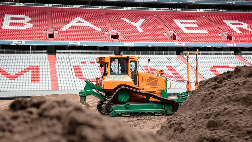 Einbau der Rasentragschicht in der Allianz Arena München
