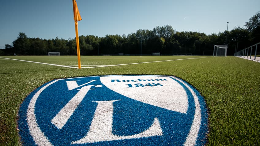 Kunstrasenplatz mit Logo des VfL Bochum