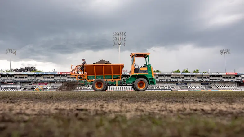 Sand Einstreuen während der Hybridrasenrenovation