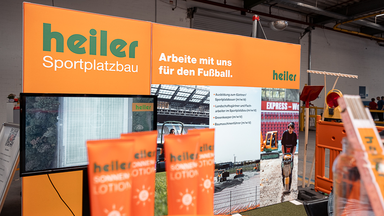orange-grüner Messestand auf den Azubi-Tage+