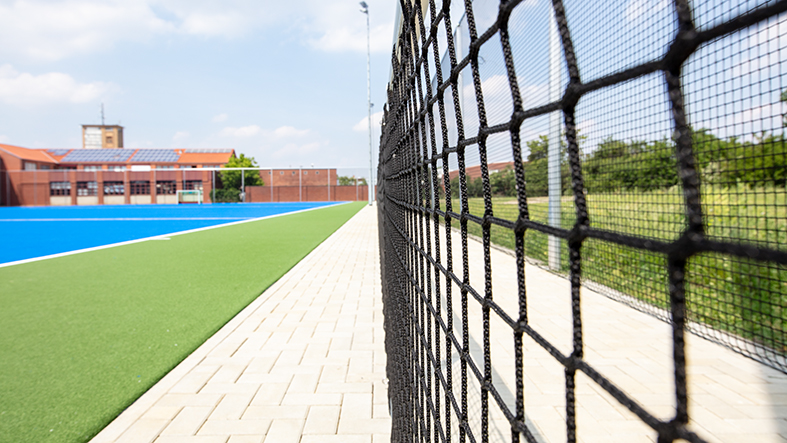 Moderner Hockeyplatz mit Kunstrasen