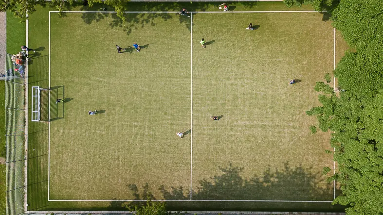 Bolzplatz in der Stegerwaldsiedlung der KJA Köln mit Kunstrasen