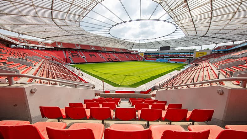 Neuer Rasen in der BayArena Leverkusen für Bayer 04