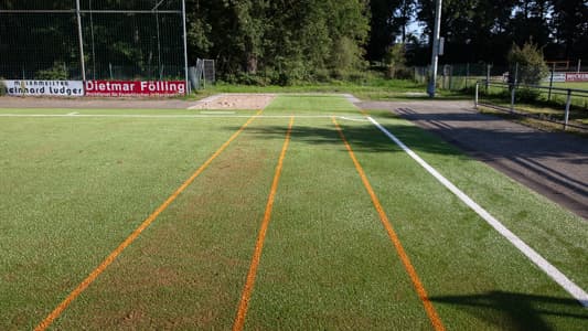 Linierung der Sprintbahn und Sprunggrube