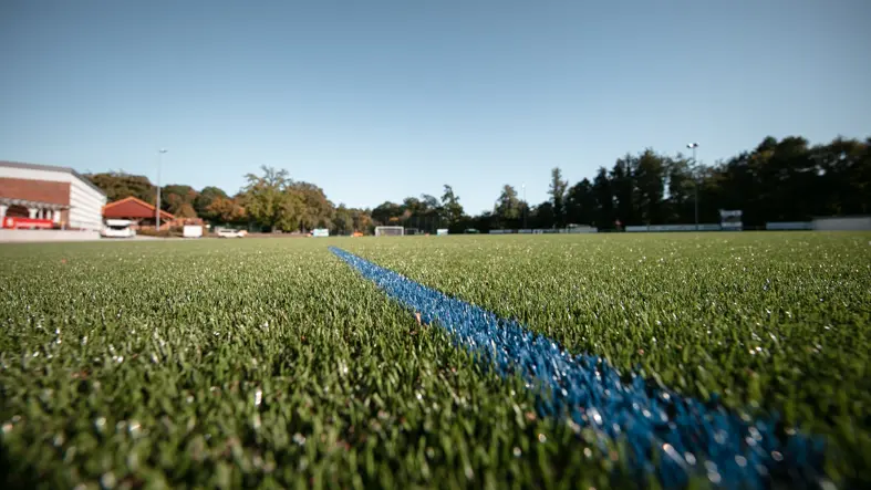 Kunstrasen für Fußball mit Kork