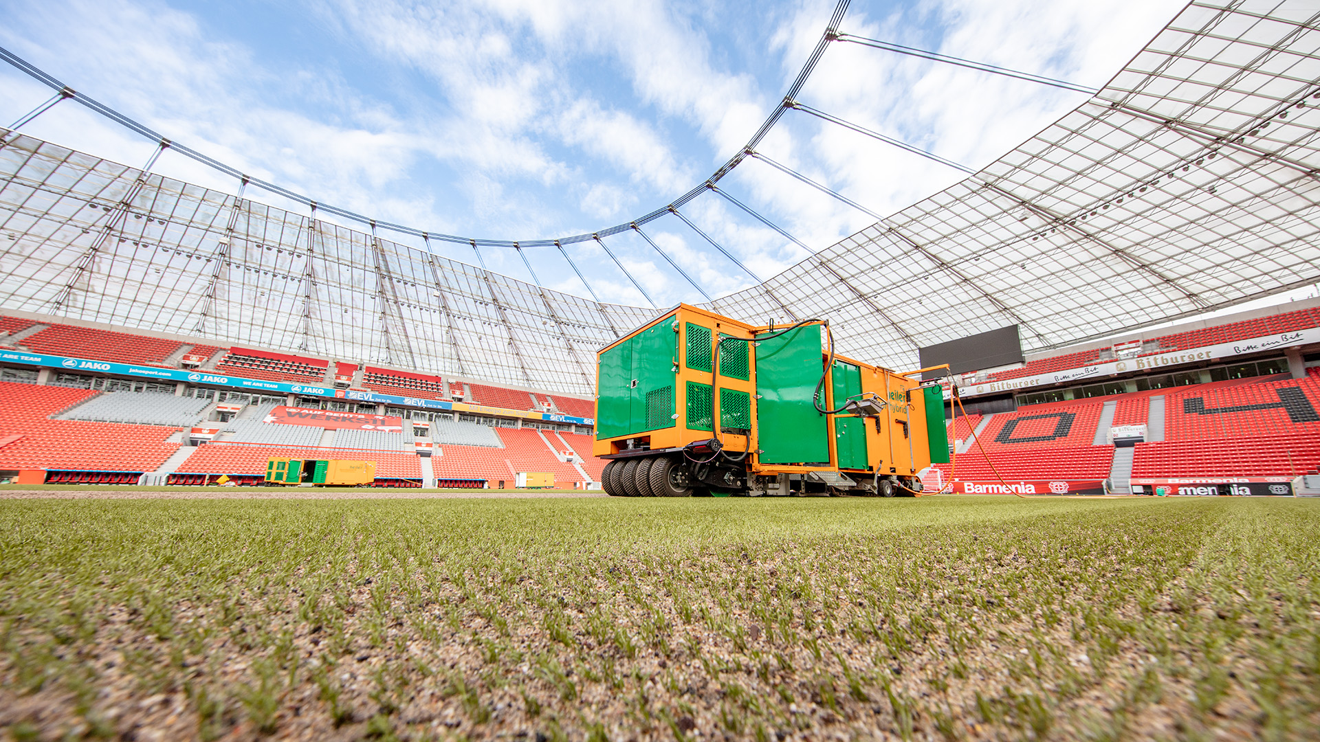 Installation des Hybridrasens bei Bayer Leverkusen